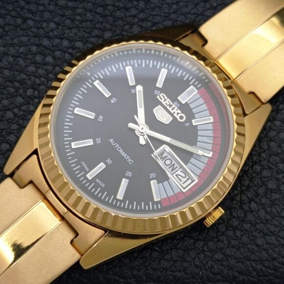 Vintage 1992 Seiko Automatic Mens Gold Watch W/daydate & Red accents - Picture 6 of 10
